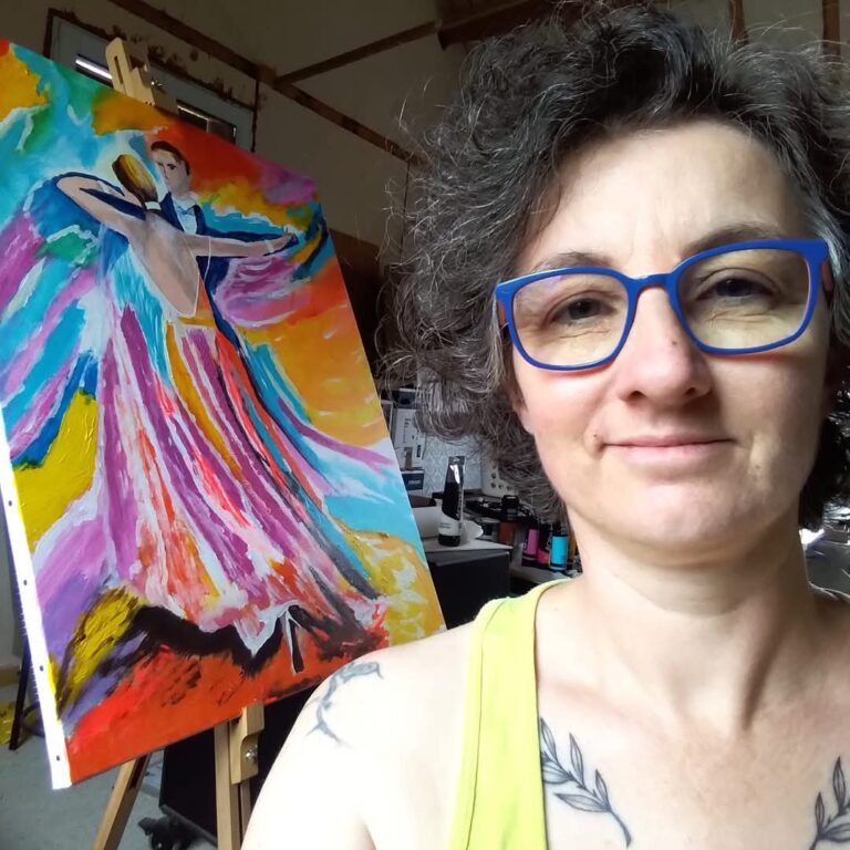 selfie avec peinture derrière