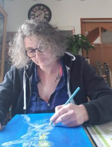 artiste en train de dessiner